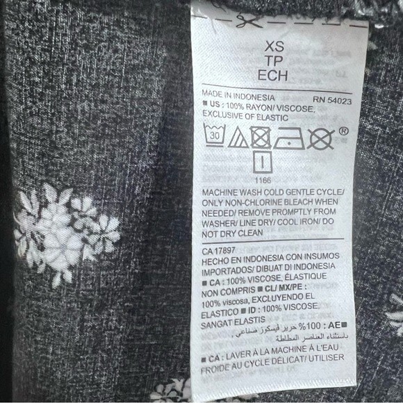 Old navy black and white ditsy floral flutter sleeve dress size XS - Picture 7 of 8